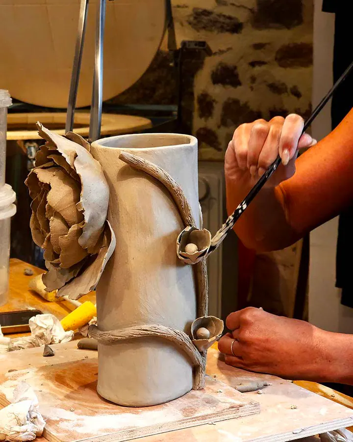 Modelage d’une sculpture céramique au Studio Mogador