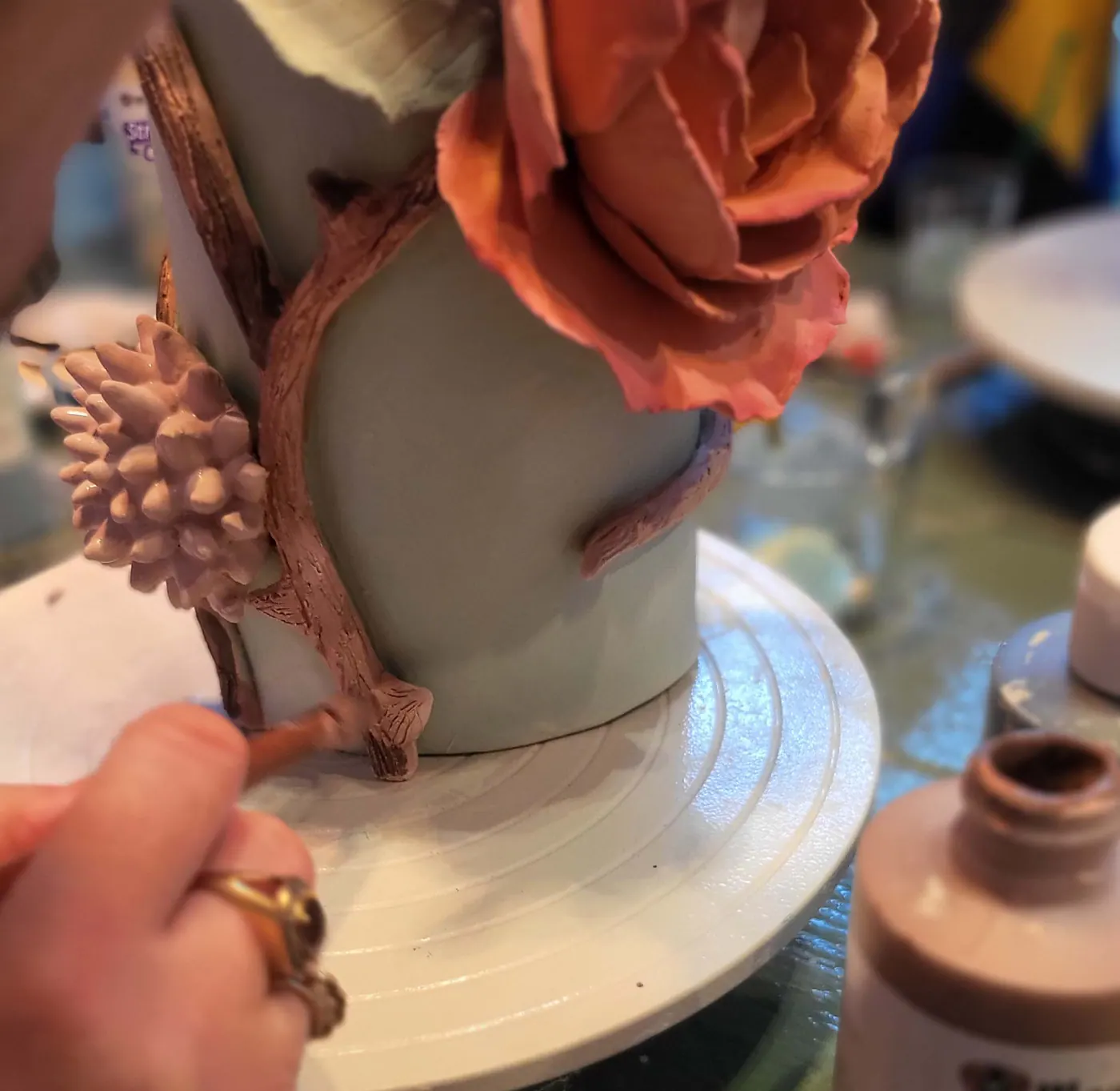 Émaillage d’une sculpture florale au Studio Mogador